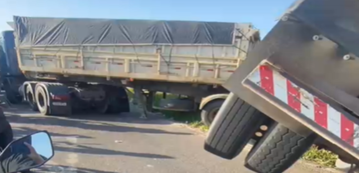Caminhão tomba em viaduto e afeta trânsito em Ananindeua