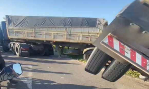 Caminhão tomba em viaduto e afeta trânsito em Ananindeua
