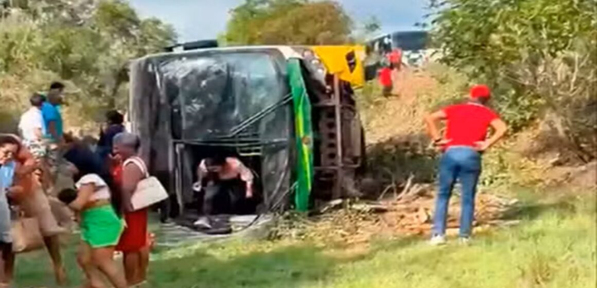 Ônibus com pacientes sofre acidente na PA-151