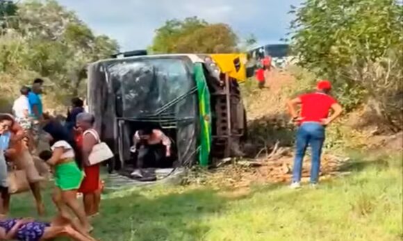 cameta Ônibus com pacientes sofre acidente na PA-151