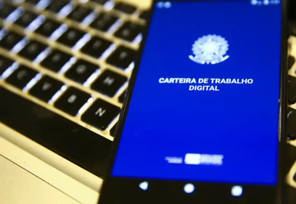 Taxa de desemprego cai para 5,3% e mercado de trabalho bate recordes