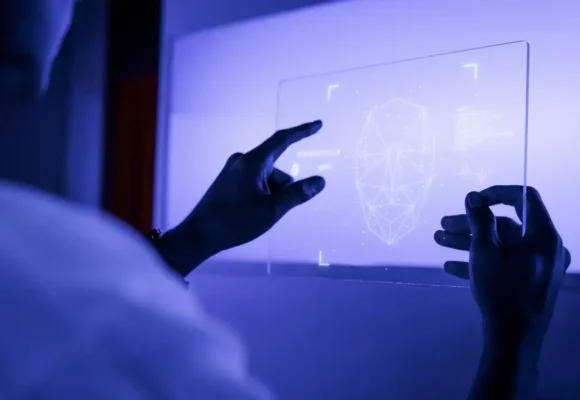 designer-usando-uma-tecnologia-futurista-de-tela-de-tablet-digital-transparente Levantamento aponta uso de IA sem identificação por candidatos
