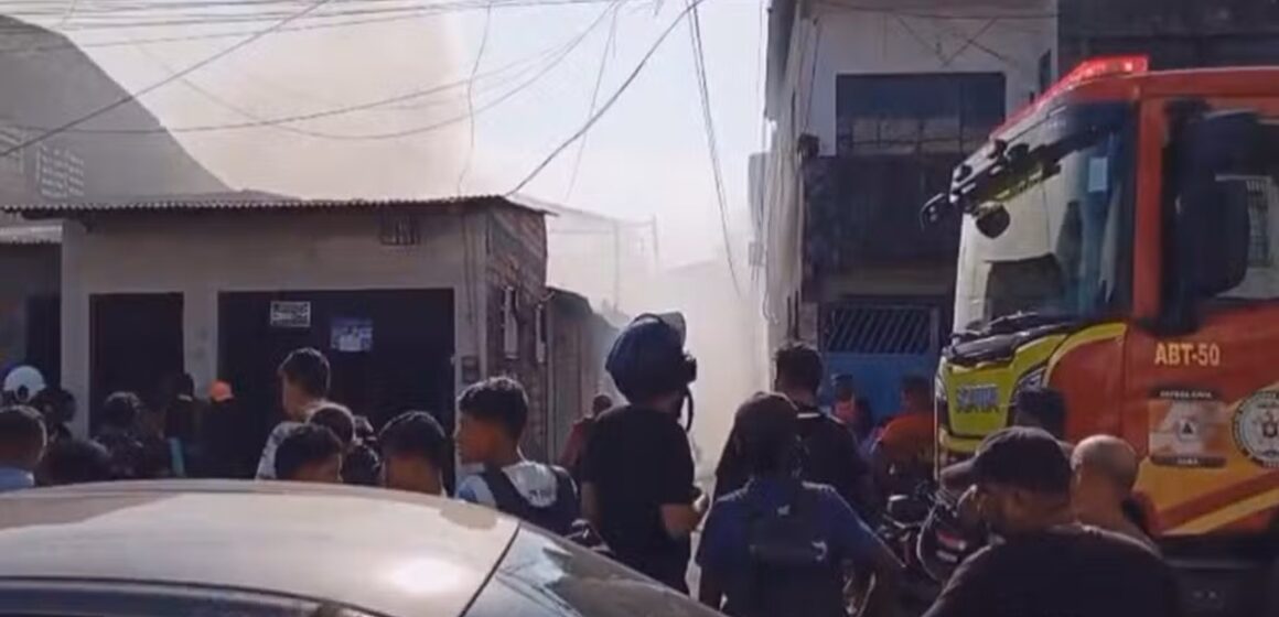 Casa pega fogo e assusta moradores no bairro do Guamá, em Belém