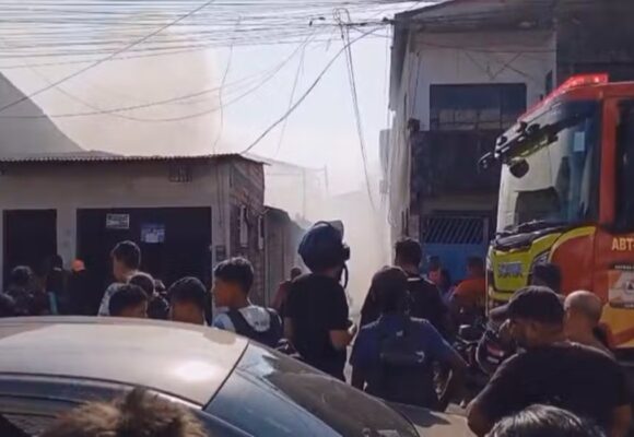 GERAL G1 - 1 Casa pega fogo e assusta moradores no bairro do Guamá, em Belém