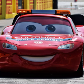 Relâmpago McQueen “invade” GP da Itália na F1 em ação pelos 20 anos de Carros