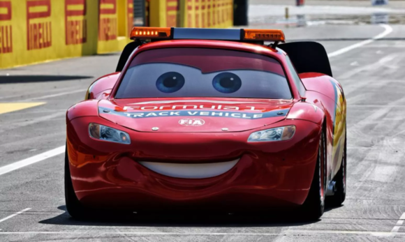 Relâmpago McQueen “invade” GP da Itália na F1 em ação pelos 20 anos de Carros