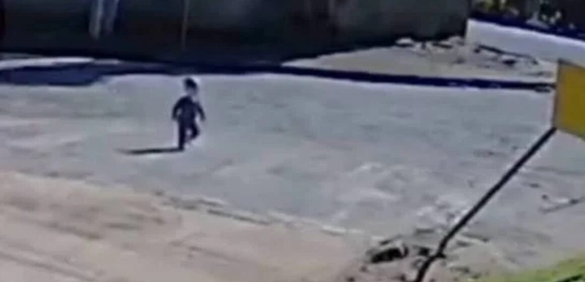 Bebê de 1 ano e 6 meses sai de creche sozinho e vai até o trabalho da mãe