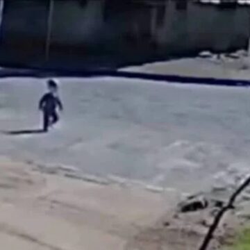 Bebê de 1 ano e 6 meses sai de creche sozinho e vai até o trabalho da mãe