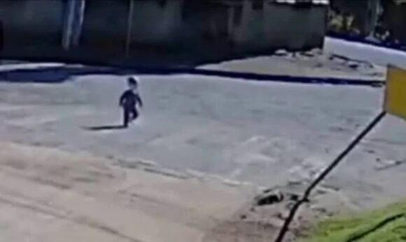 Bebê de 1 ano e 6 meses sai de creche sozinho e vai até o trabalho da mãe
