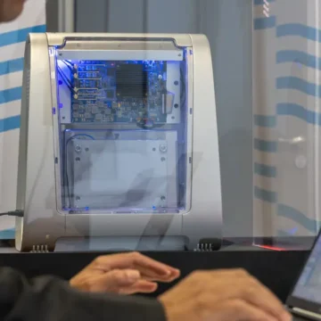 Computador quântico educacional Triangulum II começa a ser usado no Senai