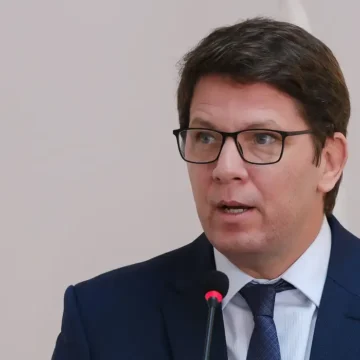 Dino aponta indícios de liderança de Mário Frias em desvio de emendas