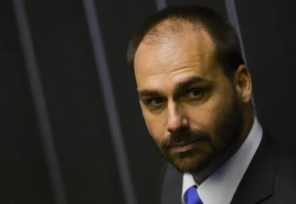 Eduardo Bolsonaro é demitido da Polícia Federal por abandono de cargo