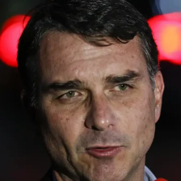 PF aponta cobranças de Flávio Bolsonaro a Vorcaro por filme sobre Jair Bolsonaro