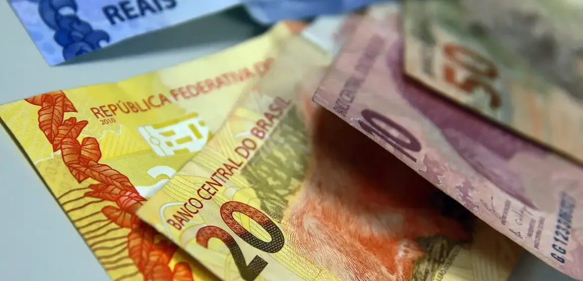 real_moeda_020120a84t47195205 Juros para famílias sobem em agosto e inadimplência chega a 6%