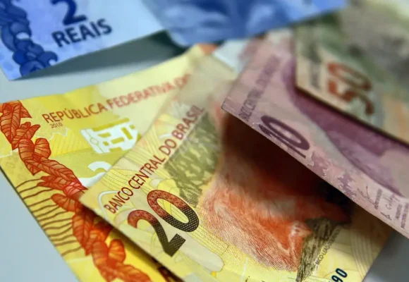 Juros para famílias sobem em agosto e inadimplência chega a 6%