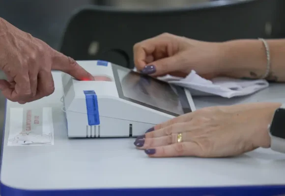Mais de 35 mil votos são registrados após as 17h no segundo turno presidencial