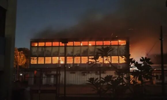 Incêndio de grandes proporções atinge prédio da Universidade Federal de Pernambuco