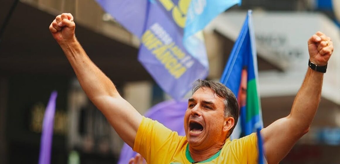 Flávio Bolsonaro anuncia voto favorável ao fim da escala de trabalho 6×1