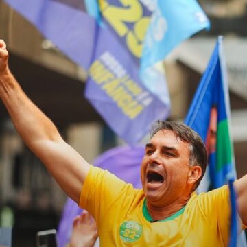 Flávio Bolsonaro anuncia voto favorável ao fim da escala de trabalho 6×1