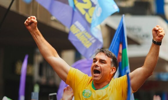 Flávio Bolsonaro anuncia voto favorável ao fim da escala de trabalho 6×1