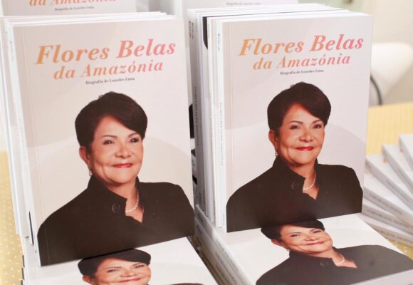 TCE-PA lança livro biográfico da Conselheira Lourdes Lima em sessão de autógrafos