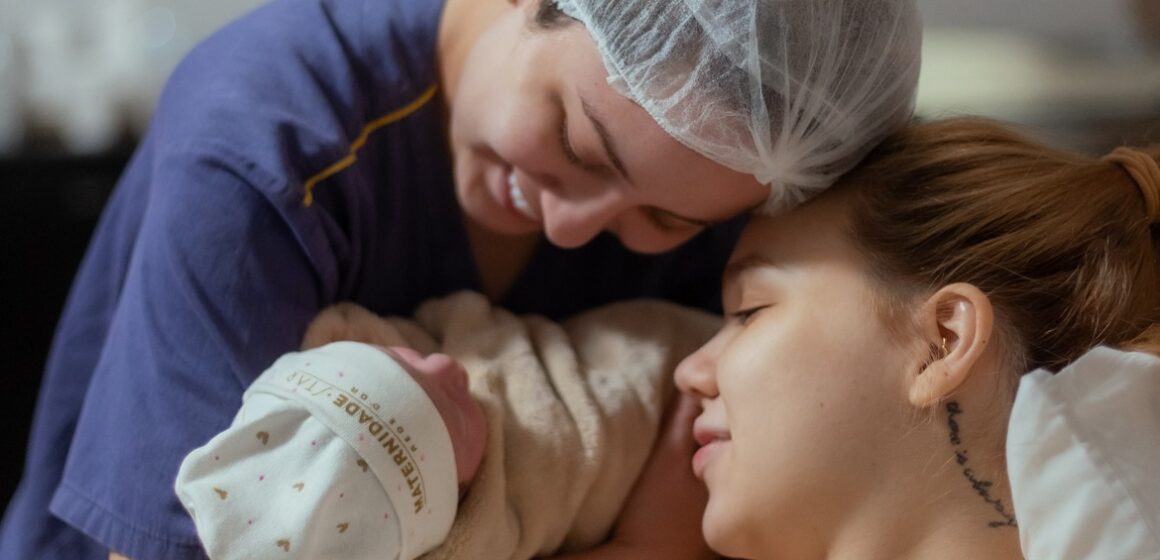 Mari Fernandez e Julia Ribeiro anunciam nascimento da primeira filha