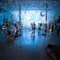 Após circulação internacional, chega a Belém exposição “Lágrimas de São Pedro” que cria chuva com 7 mil gotas suspensas no ar