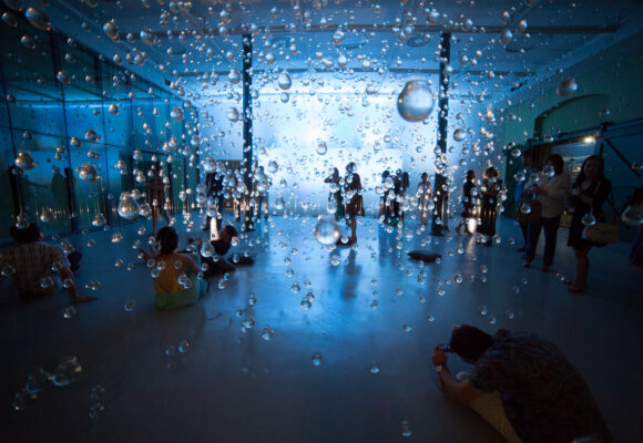 Após circulação internacional, chega a Belém exposição “Lágrimas de São Pedro” que cria chuva com 7 mil gotas suspensas no ar