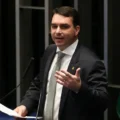 Polícia Federal apura possível saída de Flávio Bolsonaro do Brasil