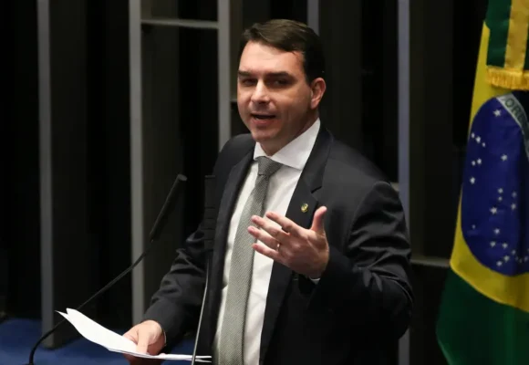 Polícia Federal apura possível saída de Flávio Bolsonaro do Brasil