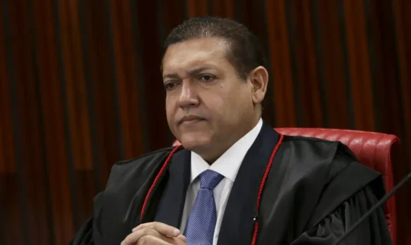 Nunes Marques deve levar pedido de revisão da condenação de Bolsonaro ao plenário do STF