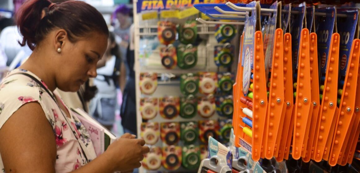 Vendas no comércio varejista variam 0,1% em agosto, após queda de 0,8% em julho, aponta IBGE
