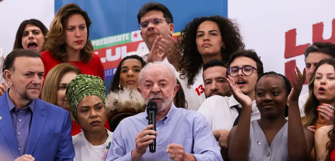 Lula desafia Flávio Bolsonaro a apoiar proposta pelo fim da escala 6×1