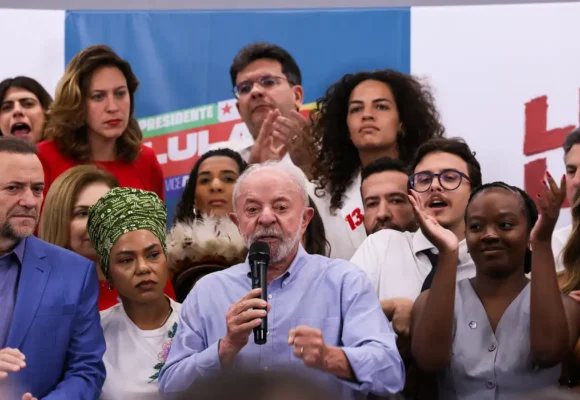 Lula desafia Flávio Bolsonaro a apoiar proposta pelo fim da escala 6×1