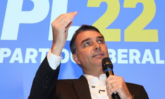 Bispos católicos divulgam carta com críticas à candidatura de Flávio Bolsonaro