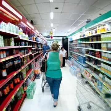 Produção industrial cai 0,6% de julho para agosto, diz IBGE