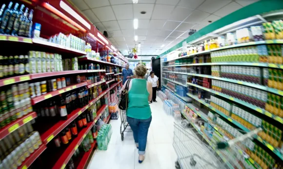 Produção industrial cai 0,6% de julho para agosto, diz IBGE