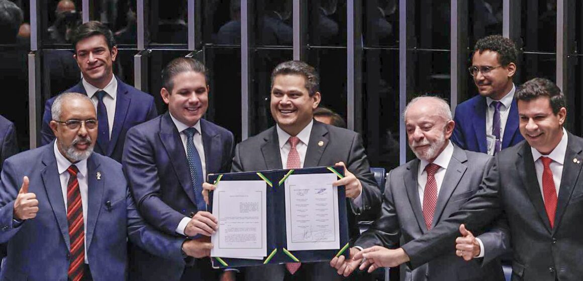 Congresso promulga emenda que acaba com a escala 6×1 e prevê jornada de 40 horas em 14 meses