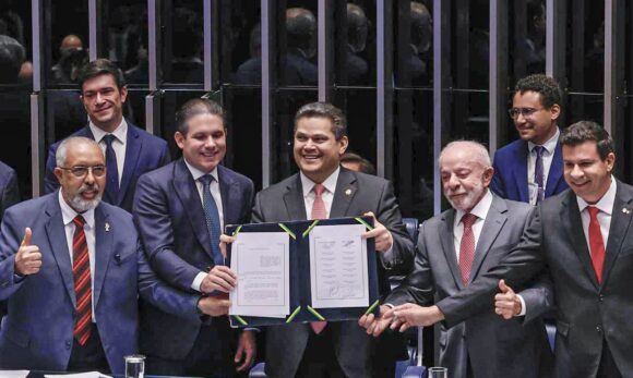 Congresso promulga emenda que acaba com a escala 6×1 e prevê jornada de 40 horas em 14 meses